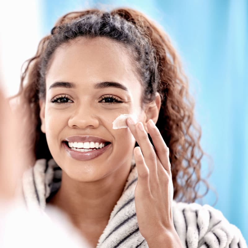 Femme applicant produit dérivée des ingrédients cosmétiques et science des formulations | SI Show