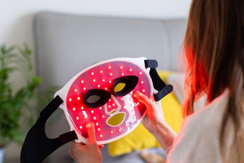 Masque LED lumière rouge illustrant tendances beauté et innovations de l’industrie | ESI Show