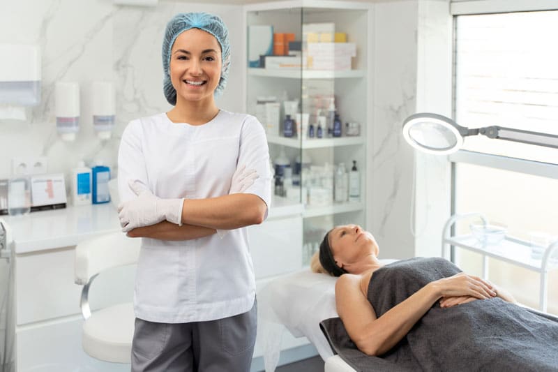 Professionnelle en traitements d'acné, vieillissement cutané et problèmes de peau | ESI Show