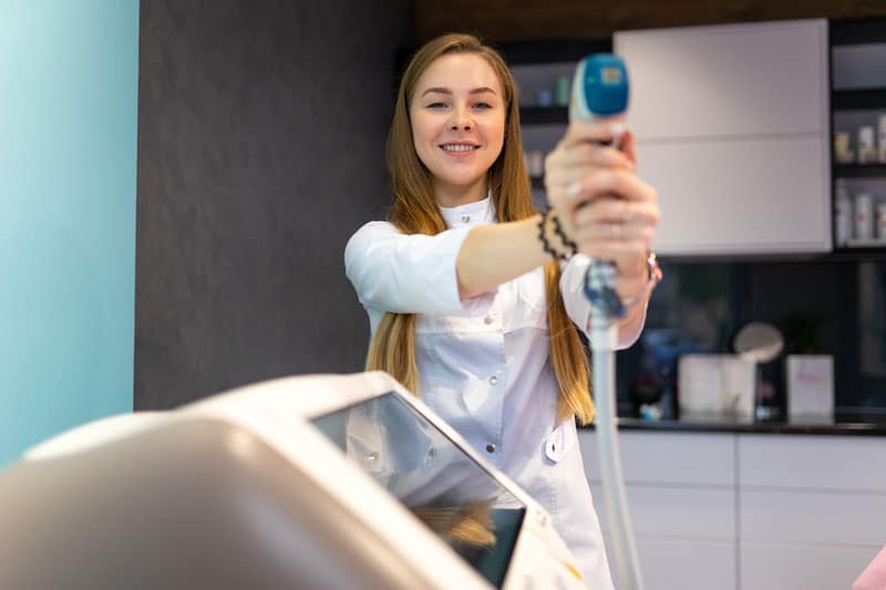 Technicienne laser pour tendances beauté et innovations de l’industrie | ESI Show