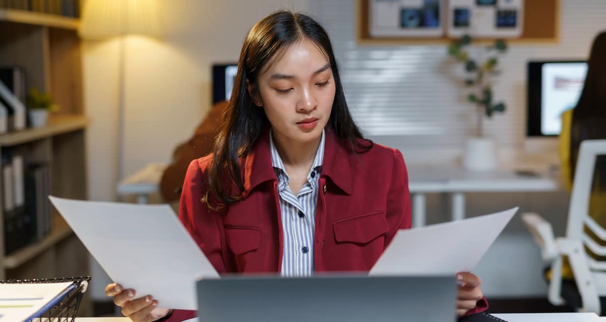 Dame qui effectue comparaison selon Guide d’achat d’équipements et de technologies esthétiques | ESI Show
