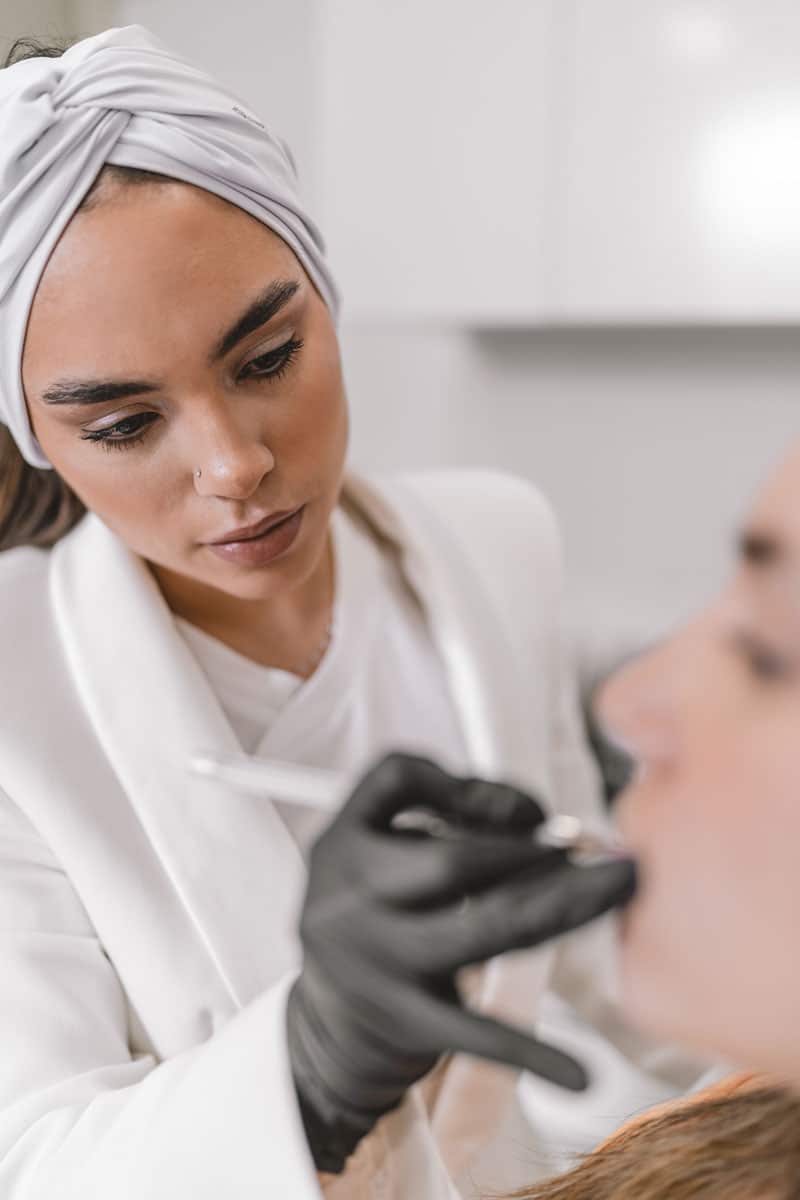 Nouvelle esthéticienne en Carrières en esthétique et dans l’industrie de la beauté | ESI Show