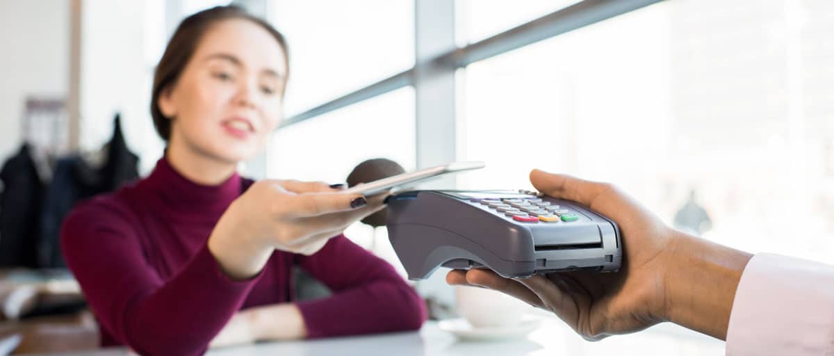 Personne effectuant un achat au Guide d’achat d’équipements et de technologies esthétiques | ESI Show