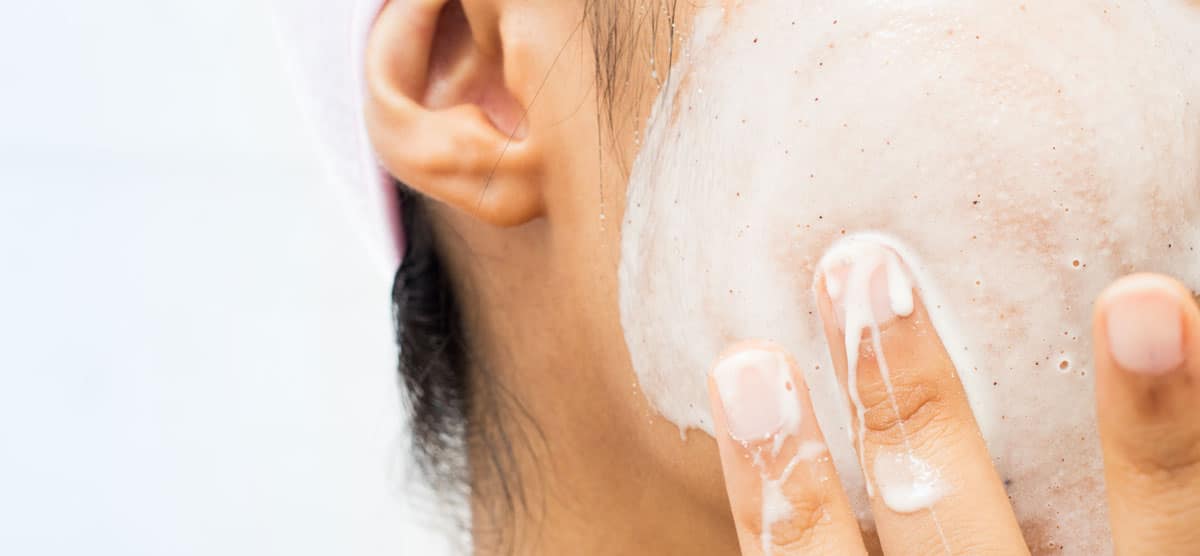 Acné, vieillissement cutané et problèmes de peau adressée avec nettoyage facial | ESI show